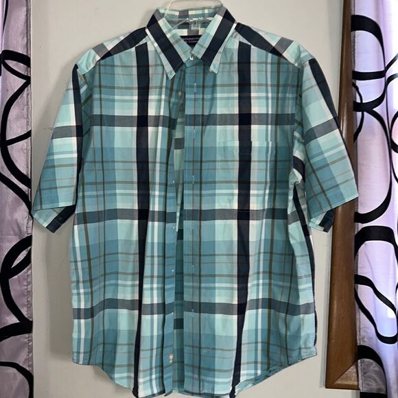 Roundtree and Yorke large plaid button down, short sleeve shirt, size medium - Picture 1 of 6